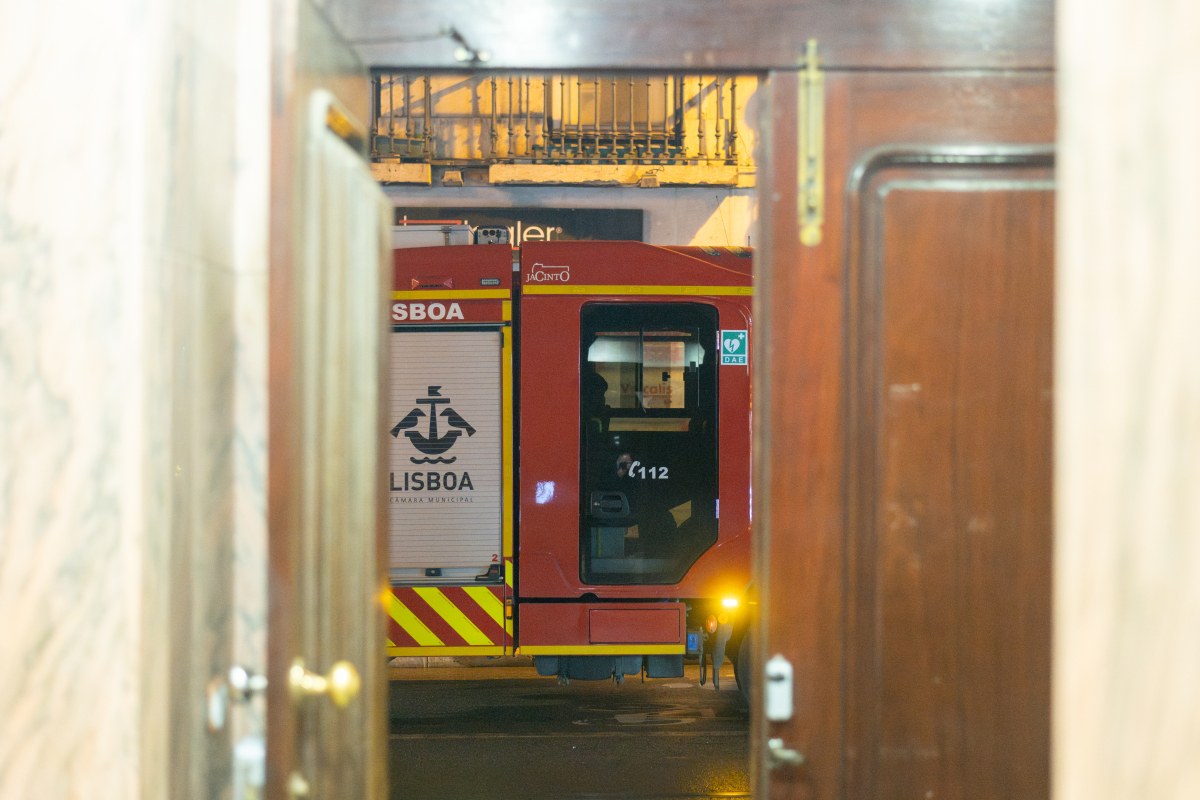 O Regimento de Sapadores Bombeiros de Lisboa vai permanecer no terreno todo o dia
