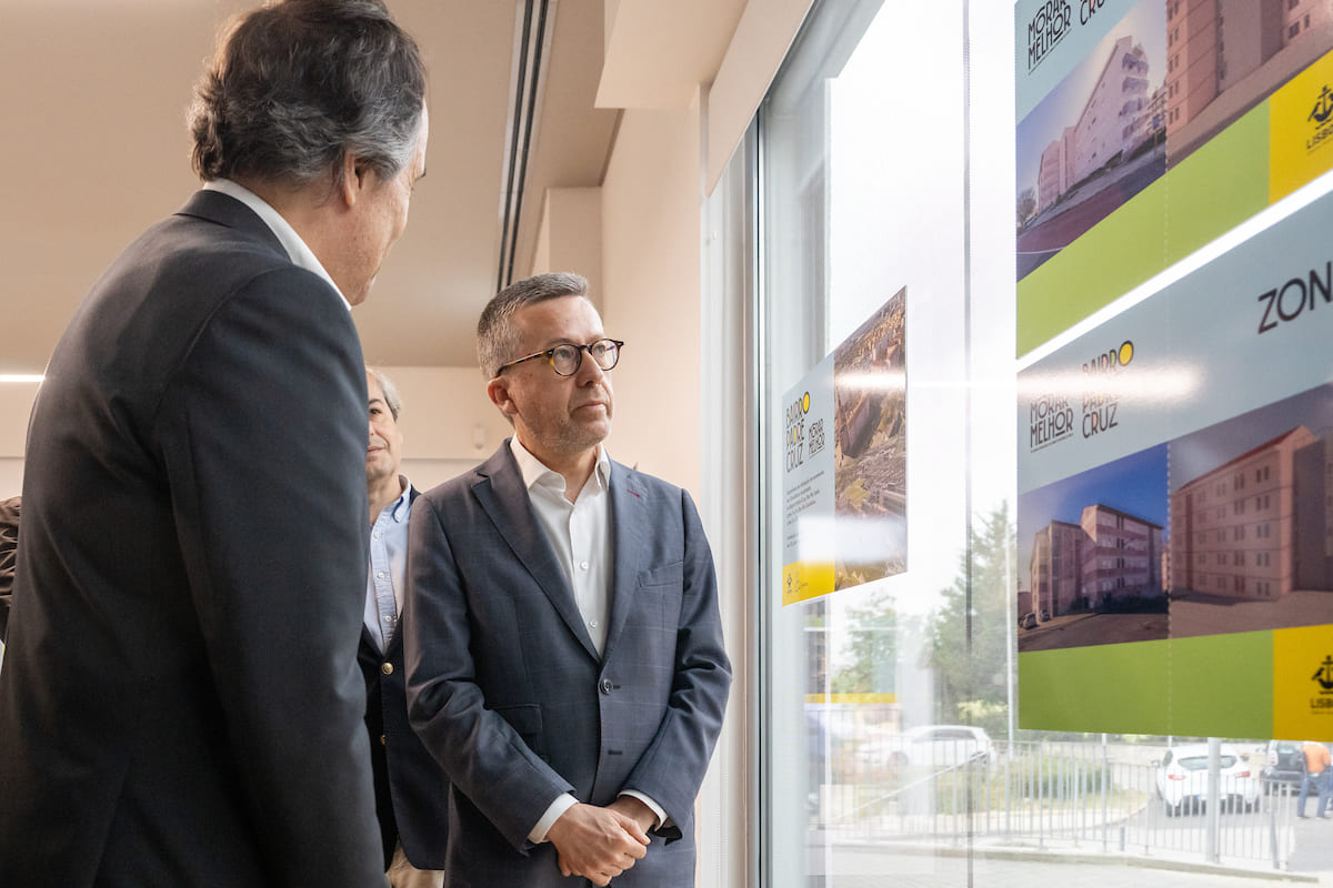 Carlos Moedas visitou as obras de instalação de elevadores exteriores no Bairro Padre Cruz, em Carnide