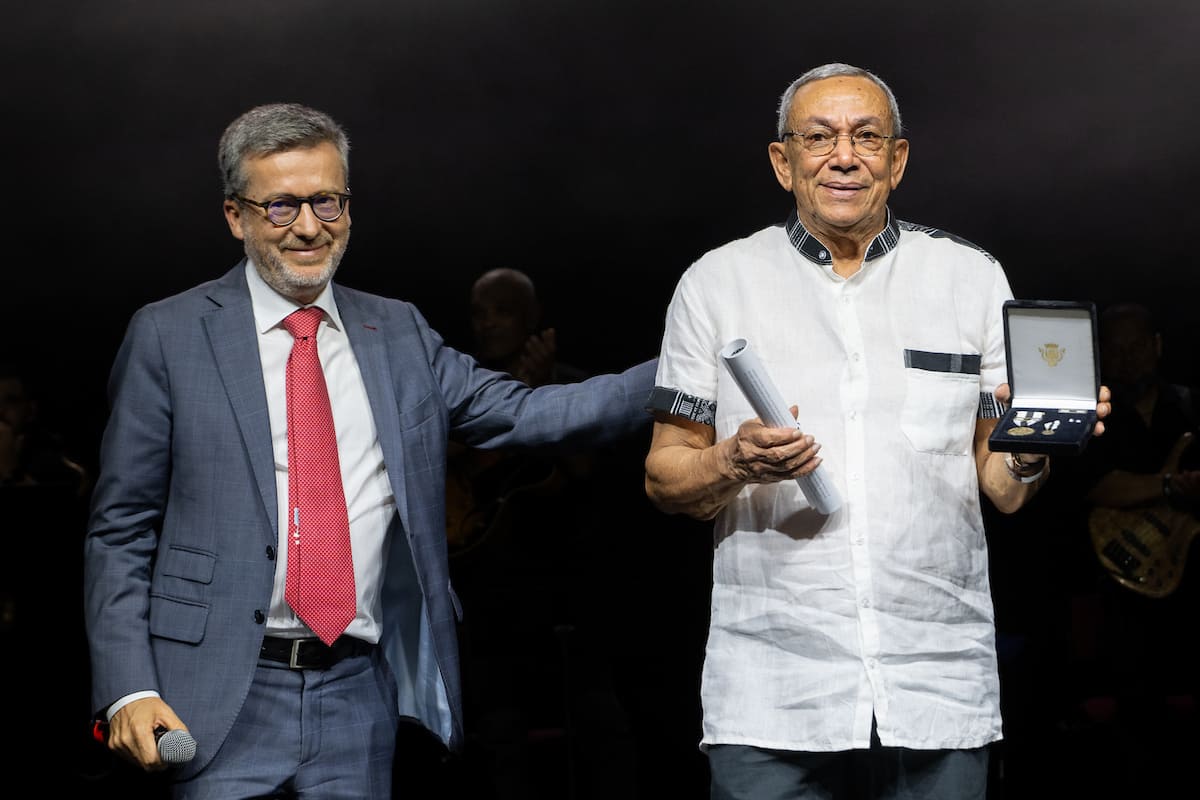 O cantor Dani Silva homenageado com a atribuição da Medalha de Mérito Cultural da cidade