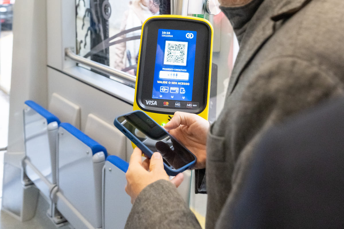 O sistema permite pagar a tarifa de bordo com cartão bancário contactless, físico ou virtual, sem a compra de um título pré-pago