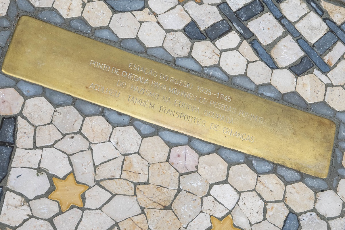 Projeto Stolpersteine homenageia vítimas do Holocausto - Estação do Rossio