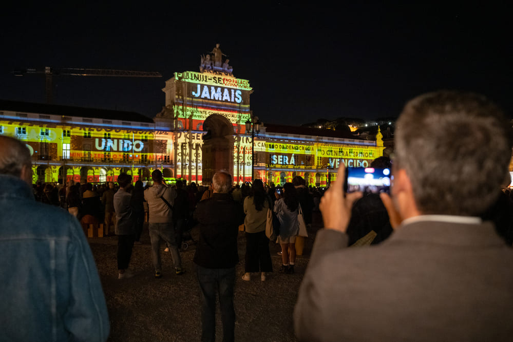 “Memórias de Abril”, um espetáculo de videomapping numa viagem pelos acontecimentos que marcaram o antes e o depois da Revolução de 25 de Abril de 1974