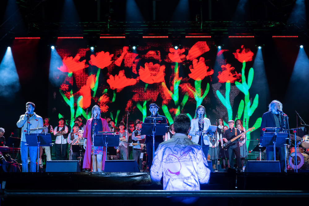 O espetáculo “Abril em Flor” celebrou a Liberdade com Vitorino e convidados - Terreiro do Paço