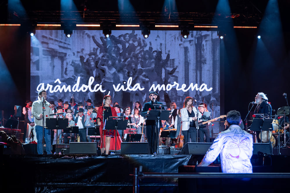 “Abril em Flor” reuniu no palco Luís Trigacheiro, Márcia, Vitorino, Mafalda Veiga, Zeca Medeiros e as Cantadeiras e Cantadores do Redondo