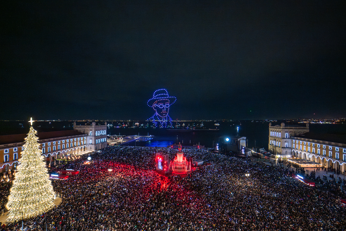 Realizou-se um espetáculo pirotécnico musical com drones