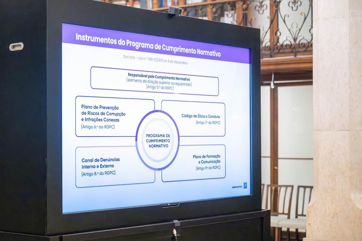 A sessão, na Sala do Arquivo dos Paços do Concelho, incidiu sobre a prevenção de riscos, transparência e responsabilidade organizacional
