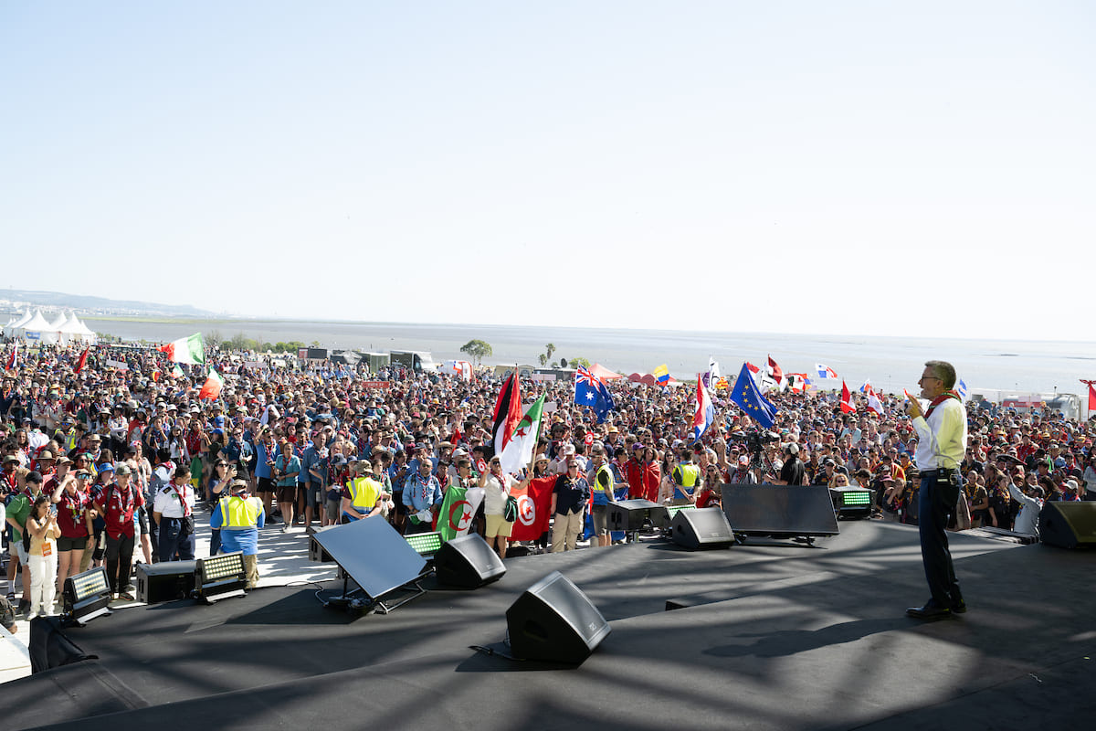 “Vocês representam a energia que faz o mundo diferente”, disse Carlos Moedas aos milhares de escuteiros presentes no Parque Papa Francisco