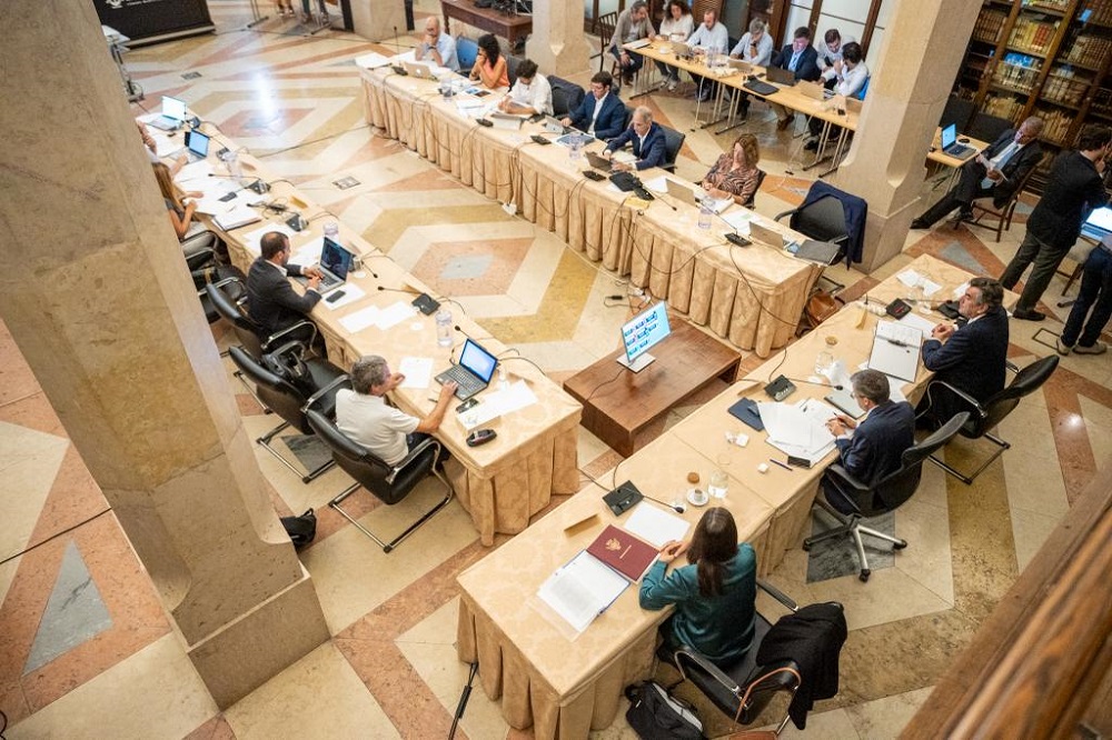 Câmara aprovou medidas de destinadas a apoiar famílias e empresas - Sala do Arquivo