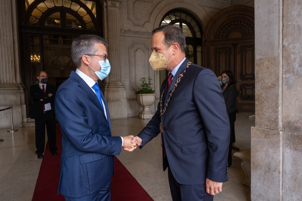 Carlos Moedas, presidente eleito da CML e Fernando Medina, presidente cessante