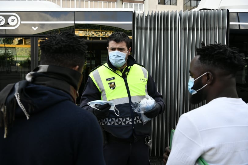 Carris e Polícia Municipal de Lisboa distribuem máscaras aos utentes dos transportes públicos
