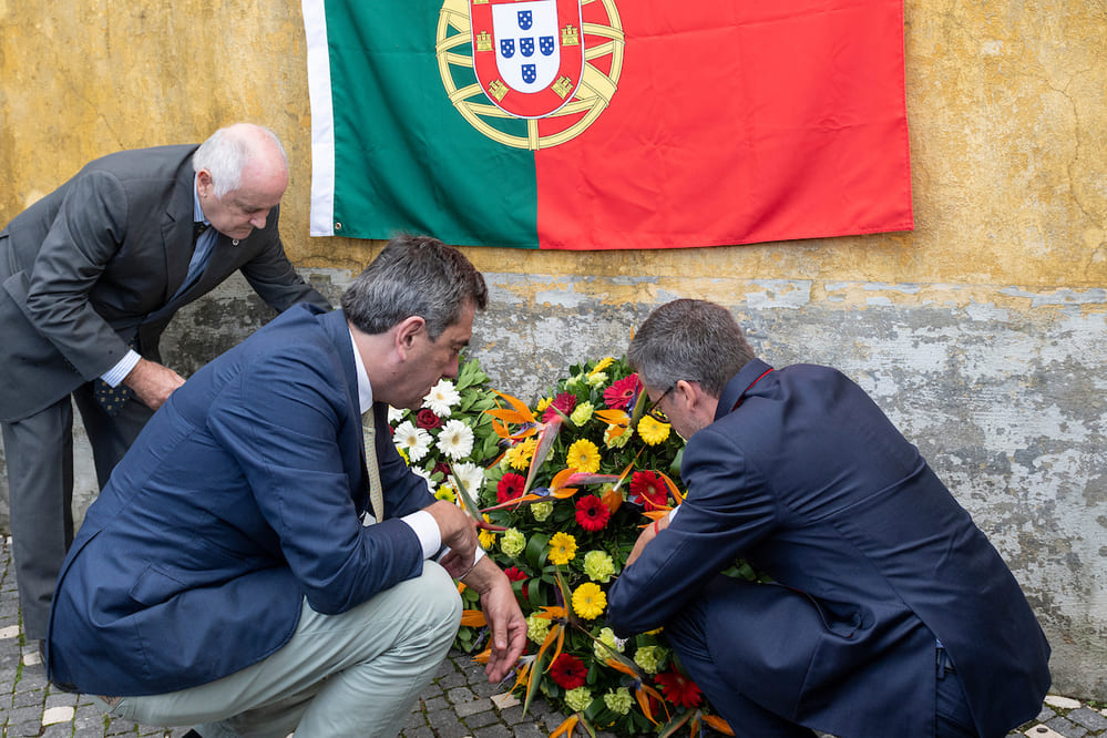 Deposição de coroa de flores na Calçada da Ajuda em homenagem aos militares abatidos em 25 de novembro de 1975