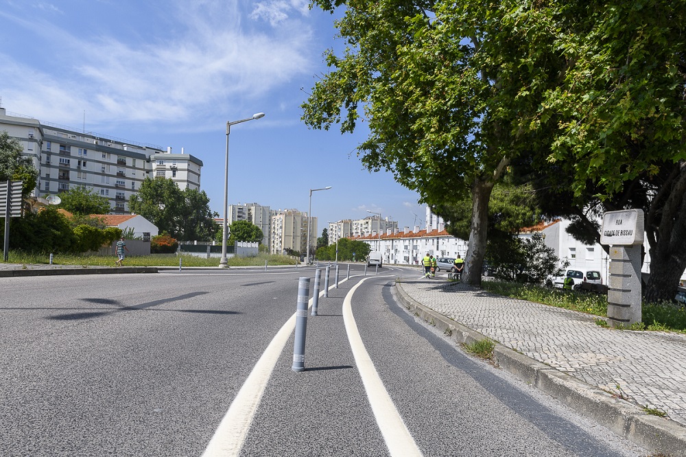 Ciclovia unidirecional na Rua Cidade de Bissau, nos Olivais