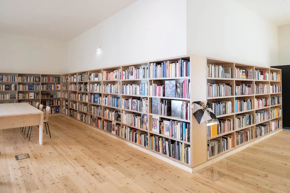 A nova biblioteca na Pavilhão de Portugal recebeu parte dos 25 000 livros da coleção pessoal de António Mega Ferreira