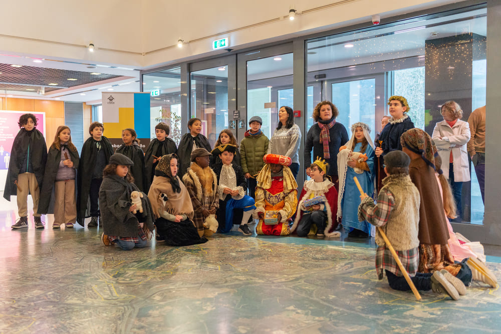 Janeiras cantadas pelo grupo de alunos do 4º ano da Escola Básica Mestre Arnaldo Louro de Almeida no átrio do edifício central da Câmara Municipal de Lisboa