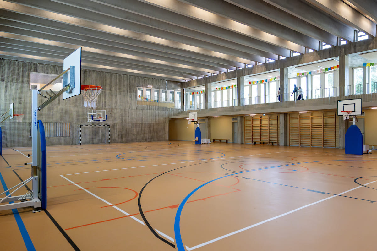  O ginásio oferece à escola equipamentos essenciais permitindo a sua utilização e abertura à comunidade exterior