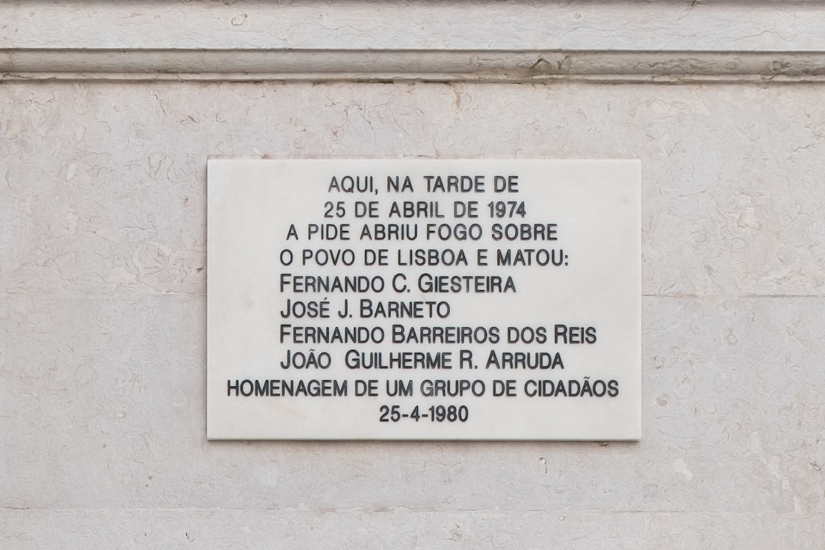 Homenagem às vítimas da PIDE/DGS, com uma placa identificativa no edifício da antiga sede da polícia política do Estado Novo, na Rua António Maria Cardoso