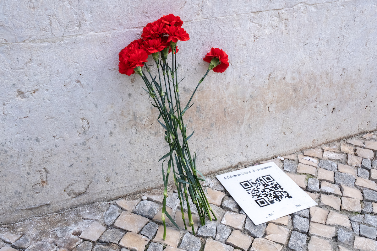 Homenagem às vítimas da PIDE/DGS, com uma placa identificativa no edifício da antiga sede da polícia política do Estado Novo, na Rua António Maria Cardoso