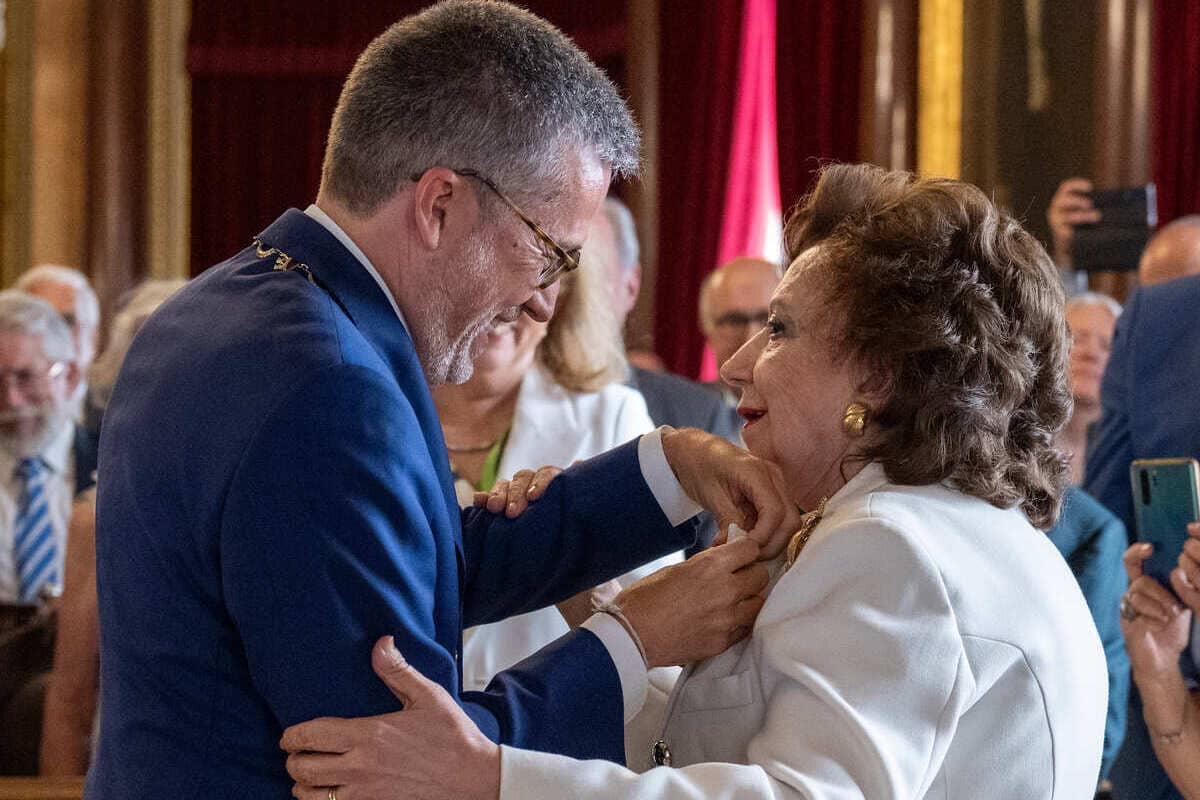 Carlos Moedas, presidente da CML, entrega Medalha de Honra da Cidade a Manuela Eanes