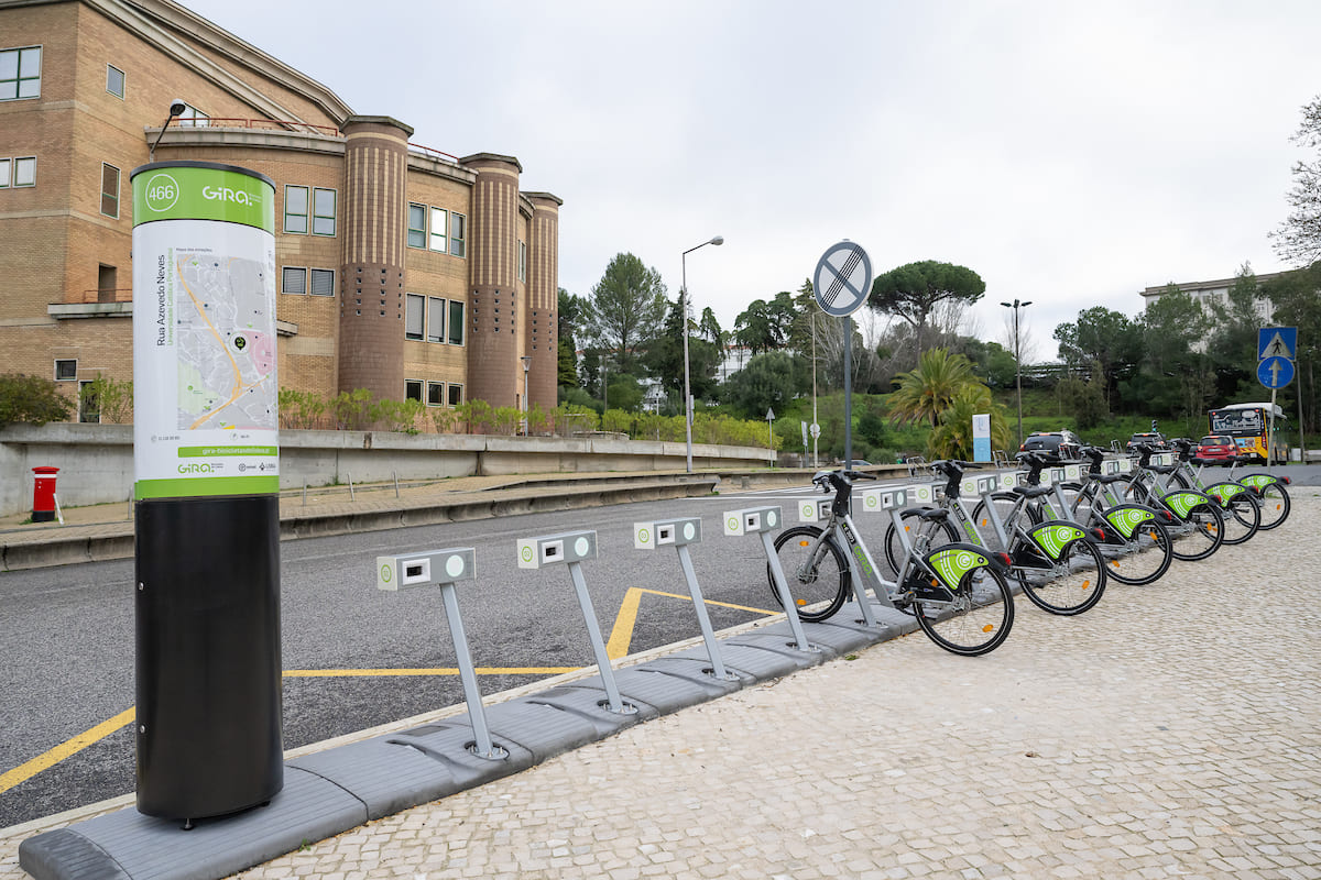 Estação Gira na Rua Azevedo Neves (junto à Universidade Católica Portuguesa)