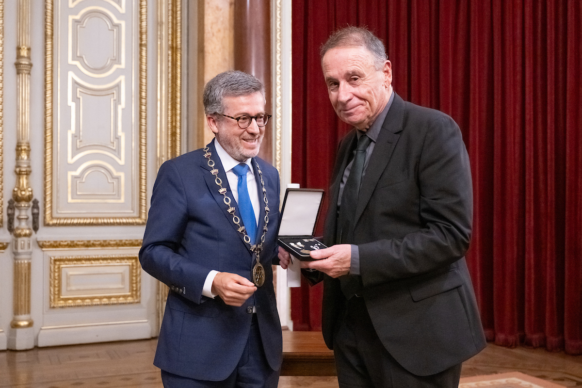 Carlos Moedas distinguiu hoje Manuel Reis, a título póstumo, com a entrega da Medalha Municipal de Mérito Cultural a Carlos Reis, irmão do homenageado