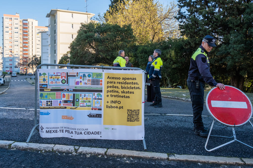 O programa integra a estratégia de mobilidade ativa sustentável, condicionando o trânsito automóvel durante o período de entrada dos alunos na escola