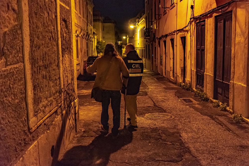 O município apoia as Equipas Técnicas de Rua que intervêm junto da população em situação de sem abrigo