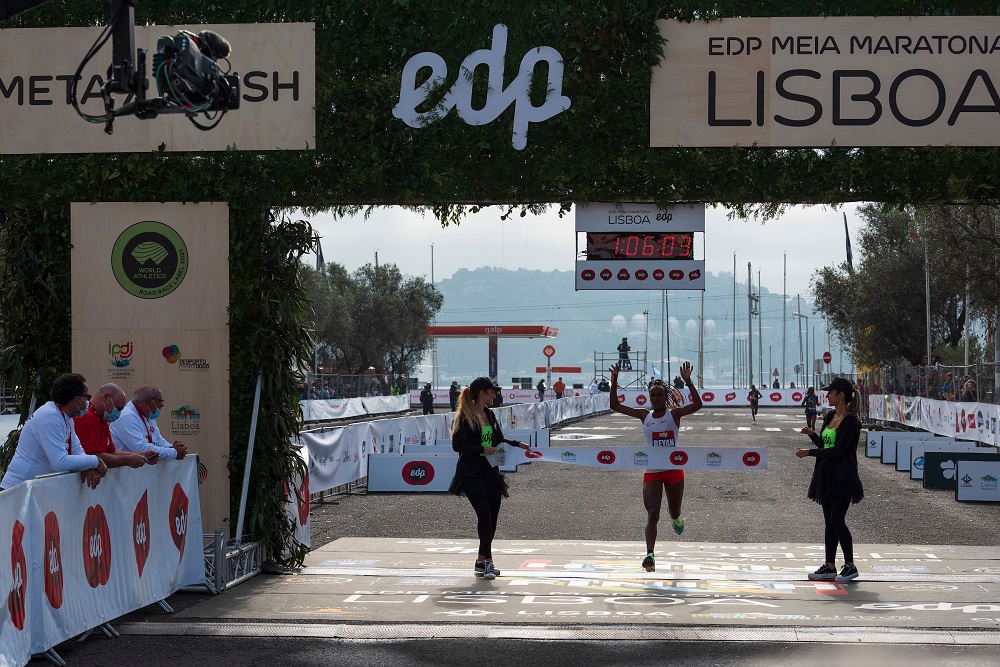 Etíope Tsehay Beyan venceu a prova feminina com 1:06.06 horas.