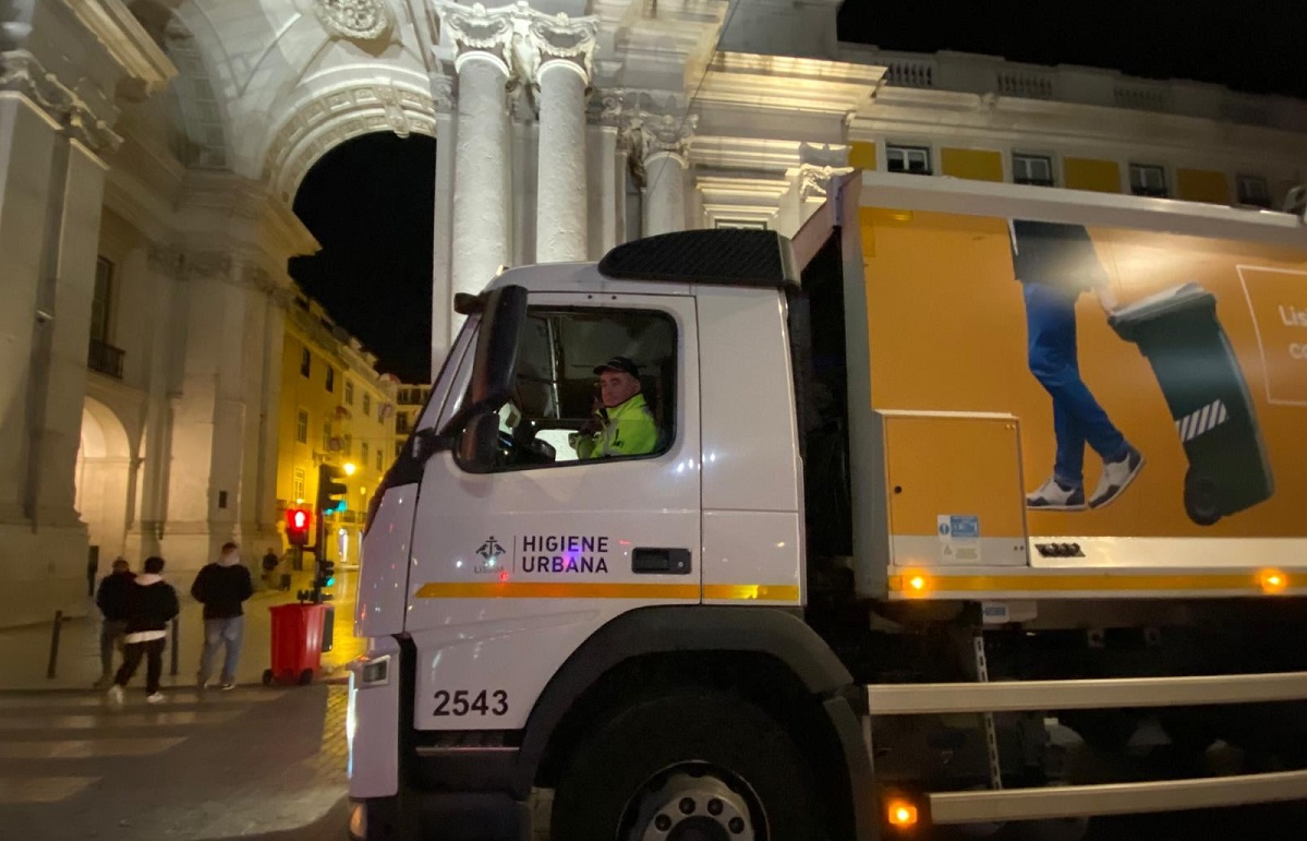 A equipa da Higiene Urbana a entrar em ação com a limpeza do Terreiro do Paço e das artérias principais da cidade