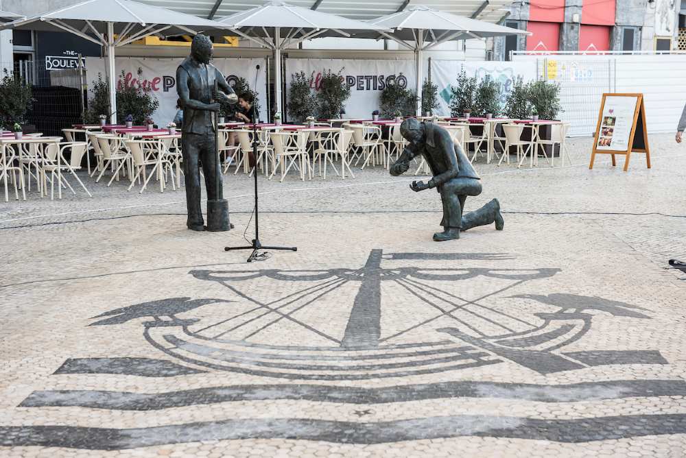 Monumento de homenagem ao calceteiro na Praça dos Restauradores