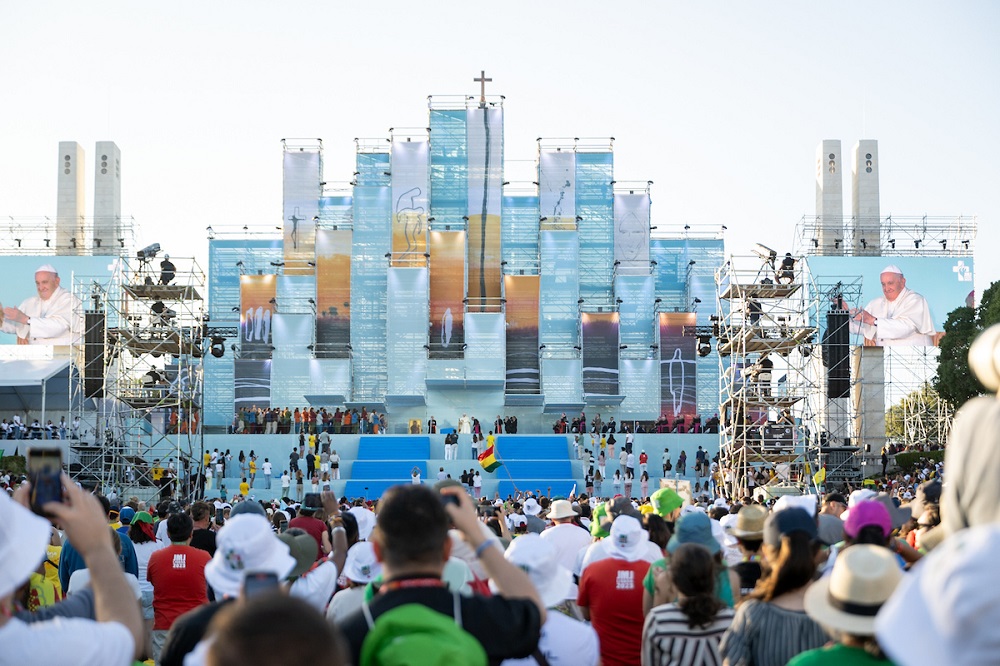 Via Sacra encenada na Colina do Encontro