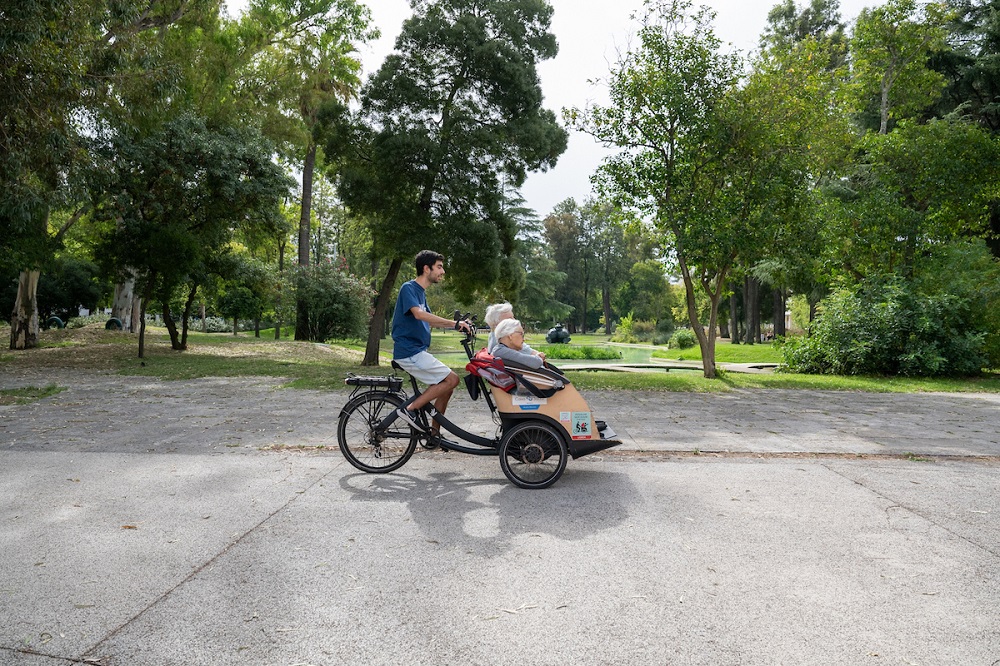 O projeto Pedalar sem Idade transporta pessoas com mobilidade reduzida pela cidade de Lisboa num triciclo adaptado