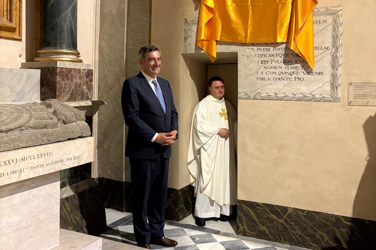 A reconstrução da sepultura do único Papa português, João XXI, foi hoje inaugurada na Catedral de Viterbo, Itália, com a presença do vice-presidente da Câmara de Lisboa, Filipe Anacoreta Correia