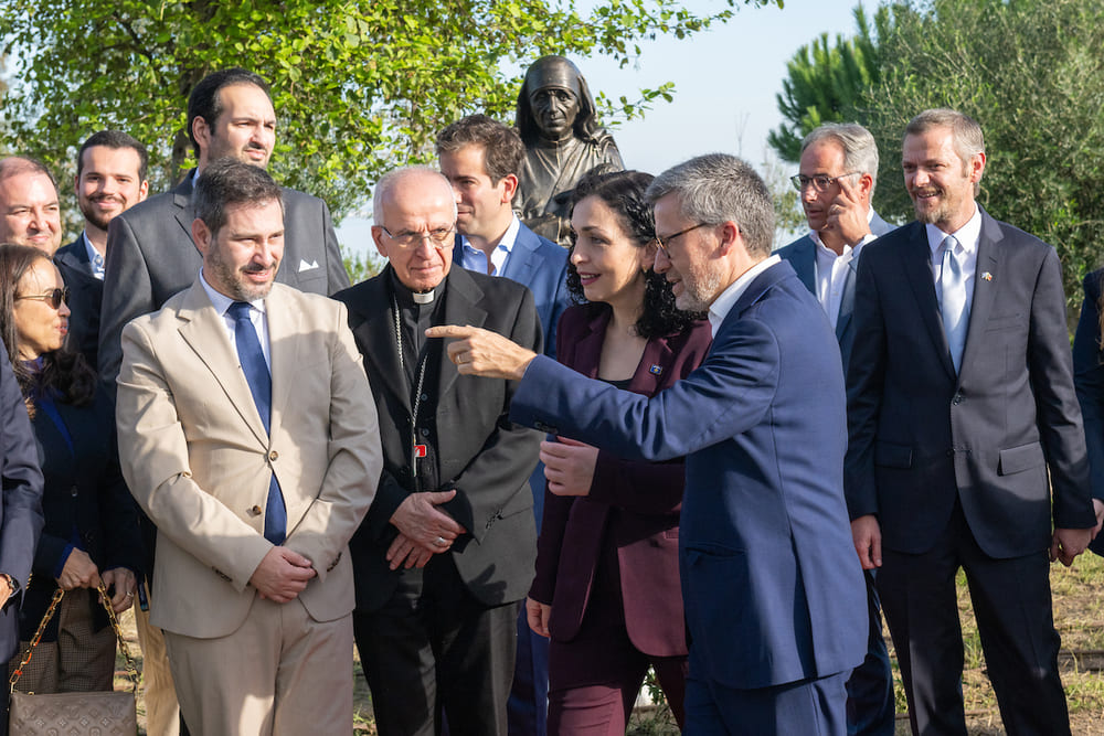 "A Paz começa com um sorriso", frase de Madre Teresa proferida por Carlos Moedas durante a inauguração