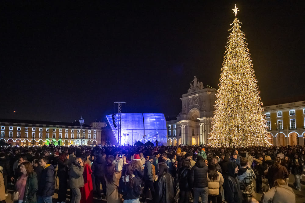 As luzes de Natal foram ligadas hoje, 1 de dezembro e vão manter-se ligadas até dia 6 de janeiro