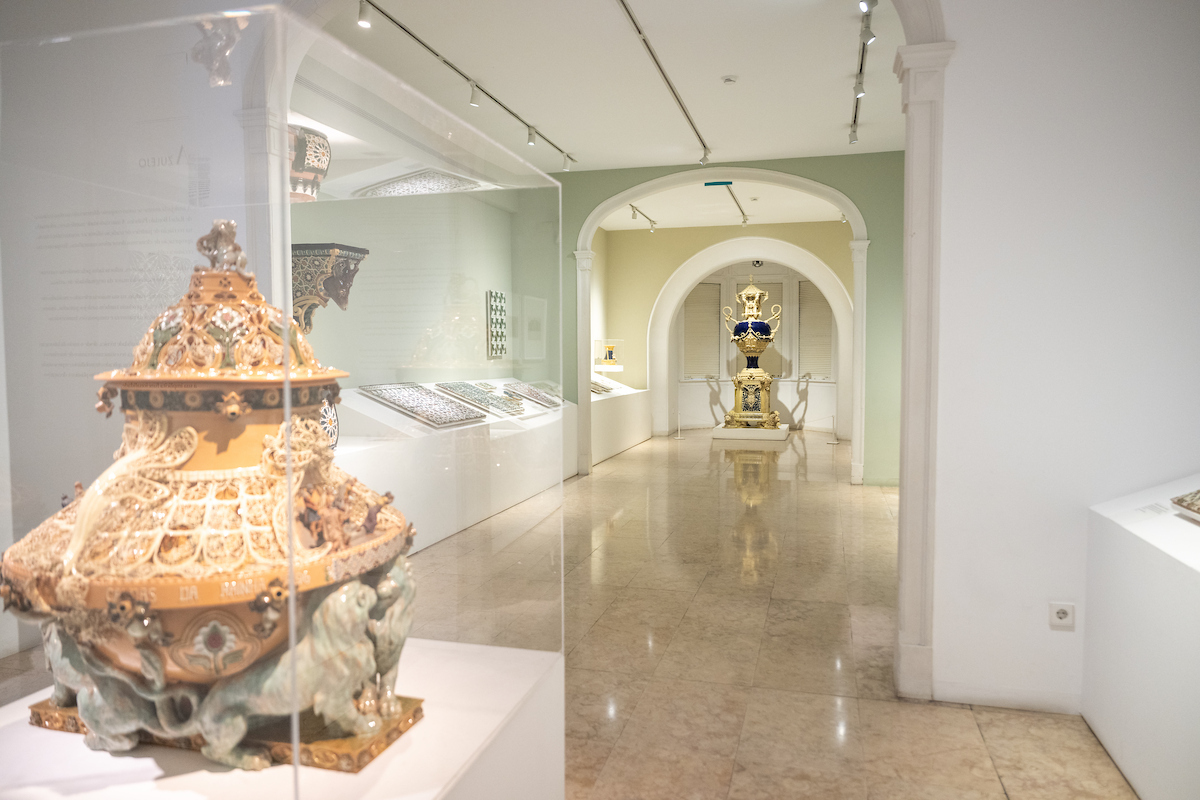 Peças de cerâmica de Rafael Bordalo Pinheiro em destaque no percurso expositivo