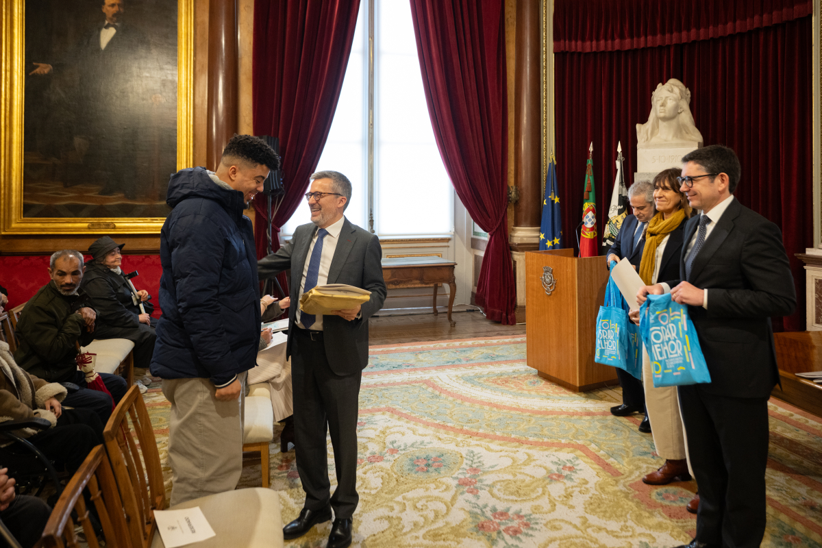 Na sessão, Carlos Moedas, sublinhou o alcance dos programas municipais de habitação: “já entregámos mais de 3000 chaves e hoje concretizámos a atribuição de mais 40”