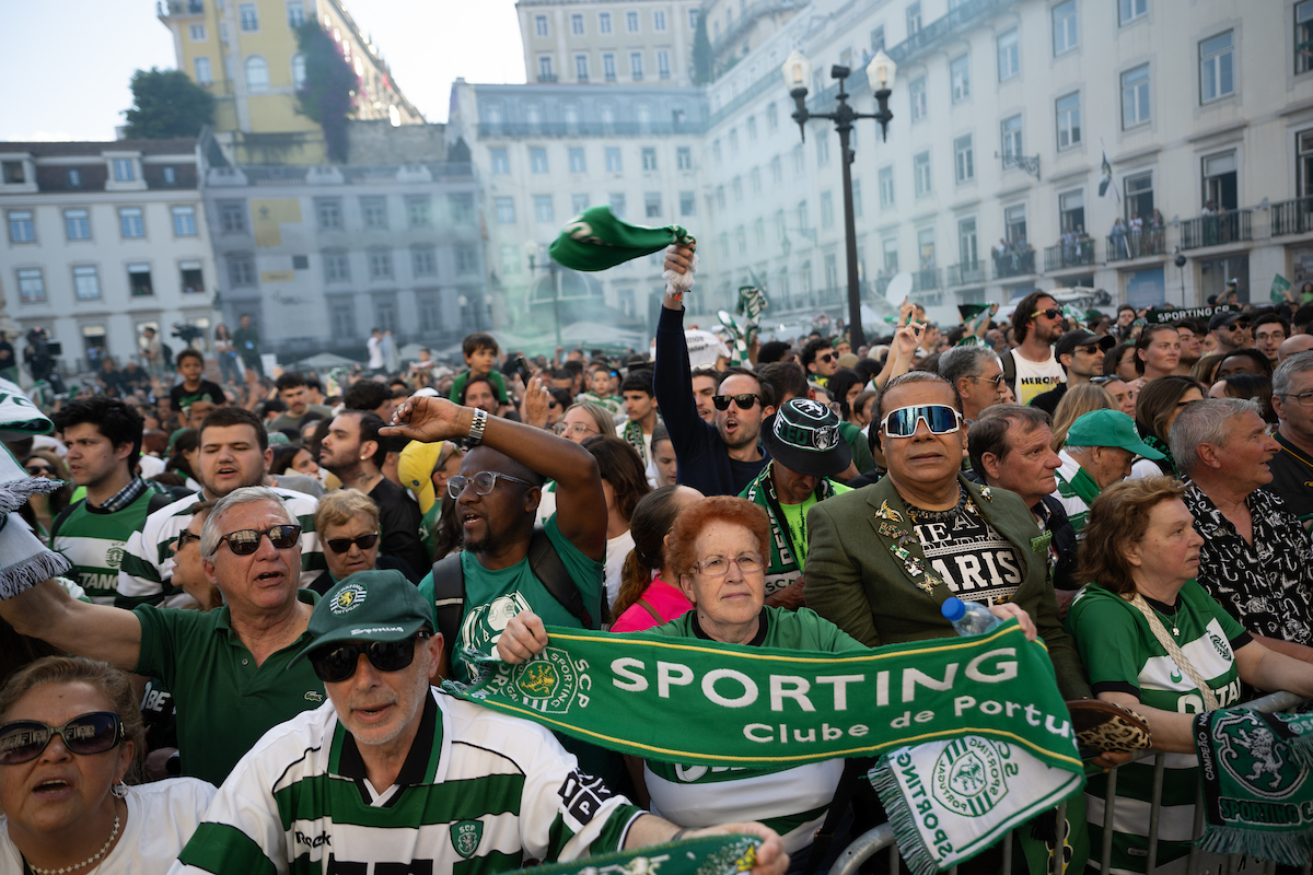 Centenas de adeptos do Sporting encheram a Praça do Município, local habitual de celebração dos clubes lisboetas