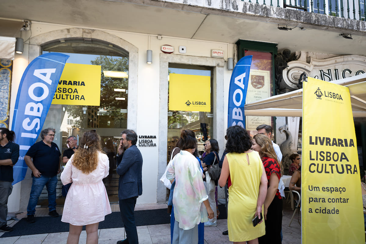 A Livraria Lisboa Cultura fica lado a lado com os emblemáticos Tabacaria Mónaco e Café Nicola, no Rossio