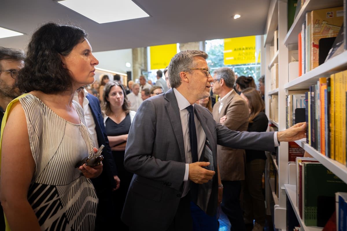 Esta livraria é a defesa do livro físico, porque ler num livro fisicamente é muito diferente de ler no digital - Carlos Moedas