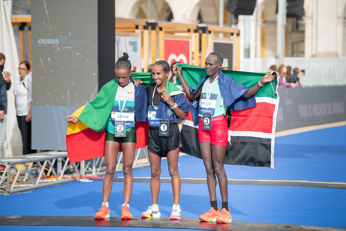 Abebech Bekele e Asmare Assefa, da Etiópia, e Rael Kinyara, do Quénia, venceram a corrida feminina  Abebech Bekele e Asmare Assefa, da Etiópia, e Rael Kinyara, do Quénia, venceram a corrida feminina