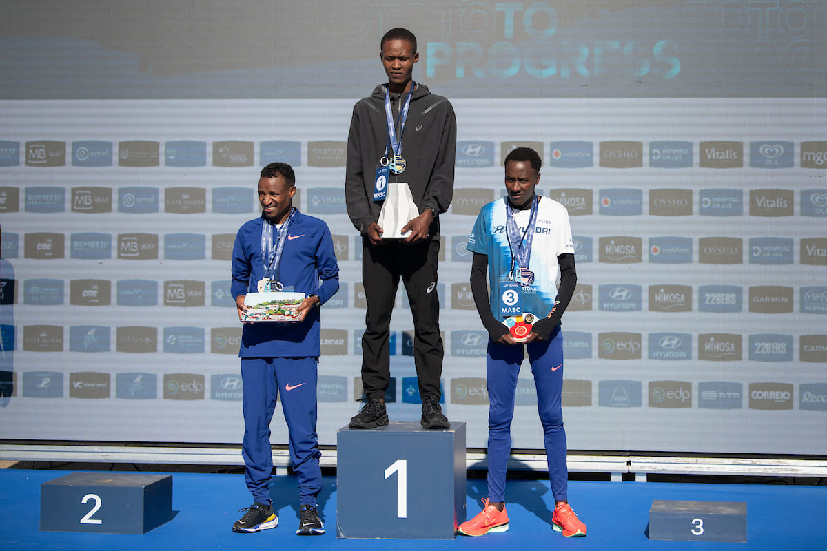 Emanual Dinday, Mikiyas Shirtaga e Esau Kemboi foram os três primeiros classificados na prova masculina da meia-maratona Emanual Dinday, Mikiyas Shirtaga e Esau Kemboi foram os três primeiros classificados na prova masculina da meia-maratona