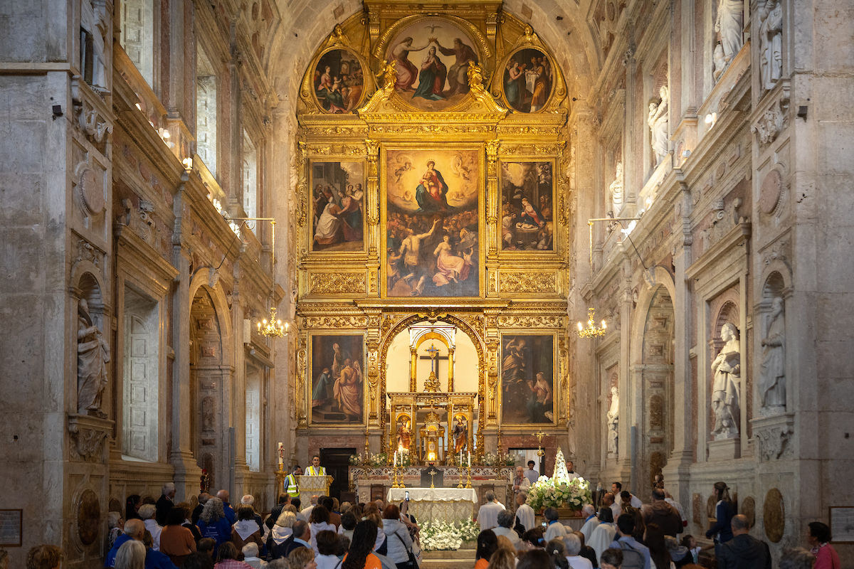 A procissão saiu da Igreja da Luz e percorreu várias ruas de Carnide