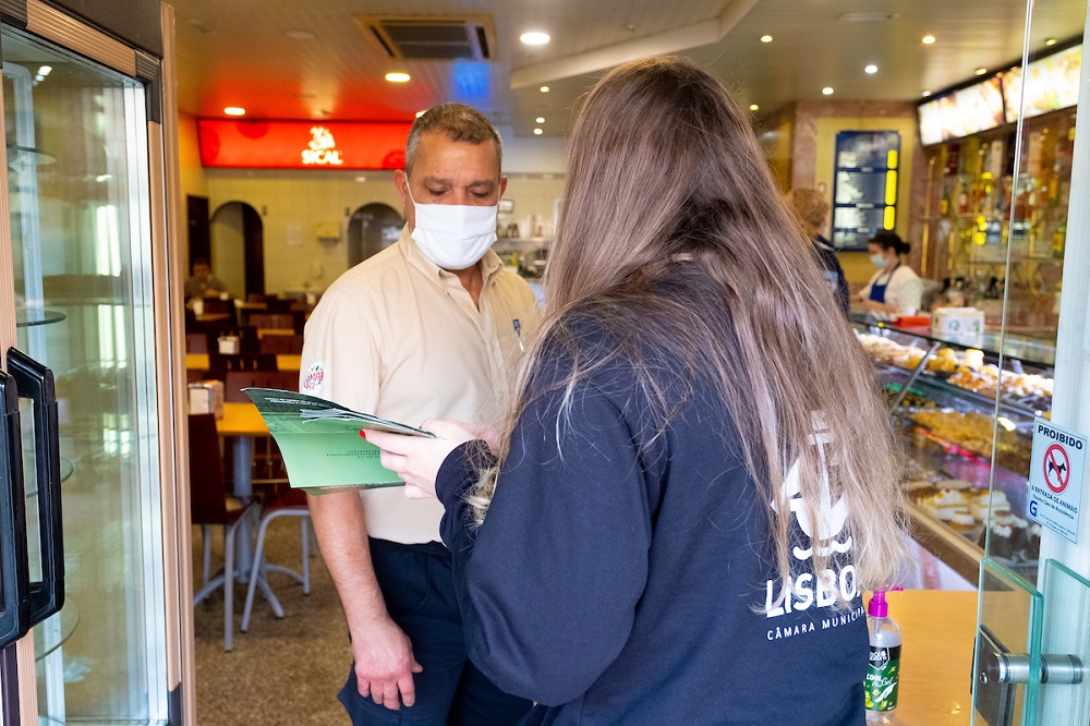 Equipas da CML vão percorrer todas as freguesias da cidade, distribuindo material informativo para apresentar o programa aos comerciantes