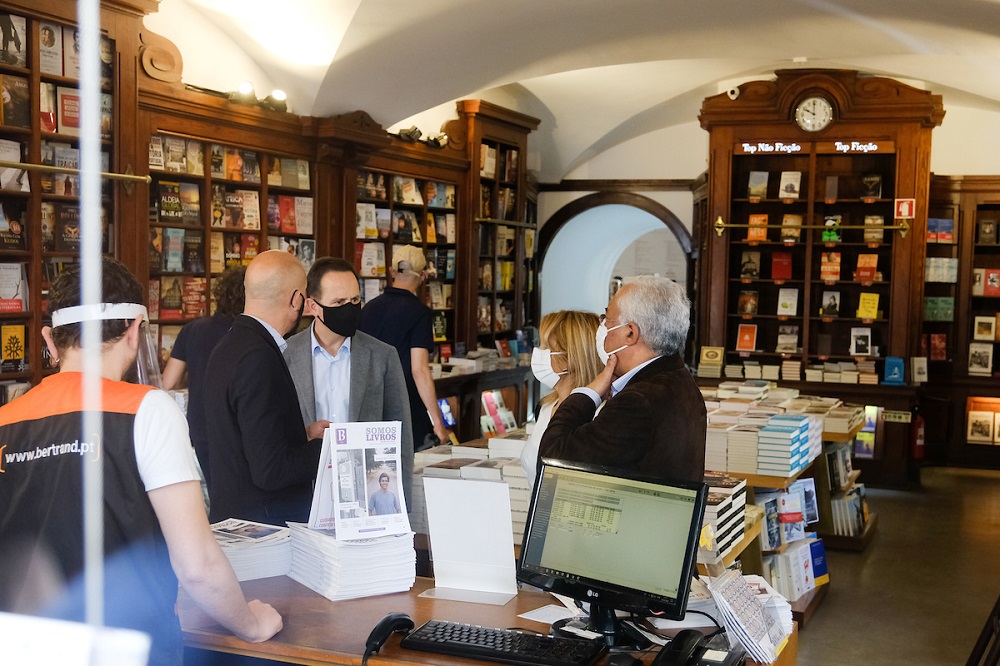 Fernando Medina, presidente da autarquia, durante a visita ao comércio da Baixa/Chiado, acompanhado pelo primeiro-ministro António Costa