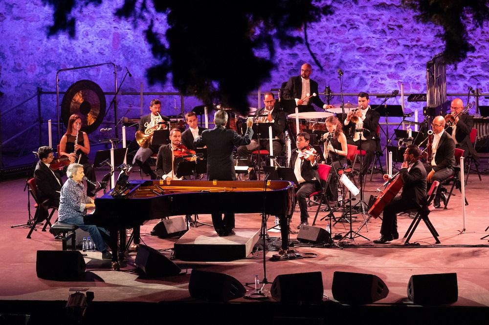 "70 Voltas ao Sol", dirigido pelo Maestro Cesário Costa, contou com os arranjos de Filipe Melo e Filipe Raposo e a participação de Cristina Branco