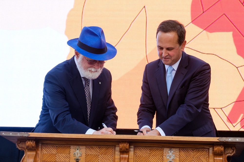 Assinatura do protocolo de doação pelo presidente da Câmara Municipal de Lisboa, Fernando Medina, e Alberto Manguel