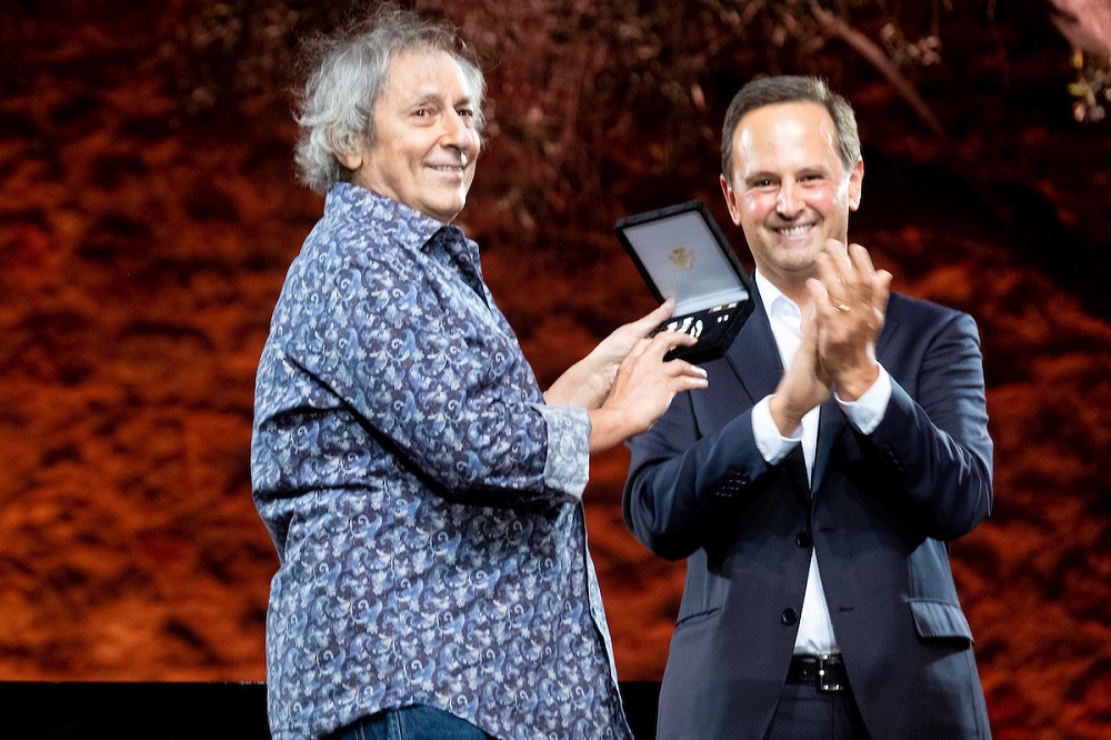 A distinção do município de Lisboa foi entregue por Fernando Medina no final do concerto "70 voltas ao Sol", que assinalou os 70 anos do cantor