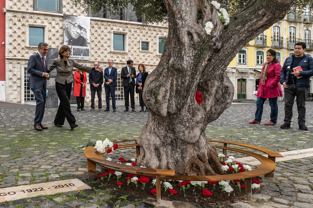 Inauguração de uma peça em aço que abraça a oliveira que recebeu as cinzas de José Saramago