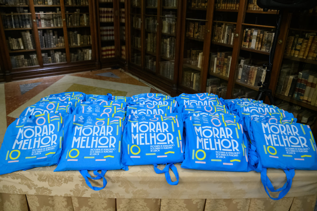 Cinquenta e uma famílias recebem chaves de casas municipais