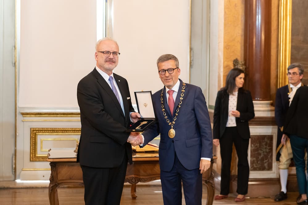 O Presidente da Letónia, Egils Levits, recebeu de Carlos Moedas, presidente da Câmara de Lisboa, a Chave de Honra da Cidade